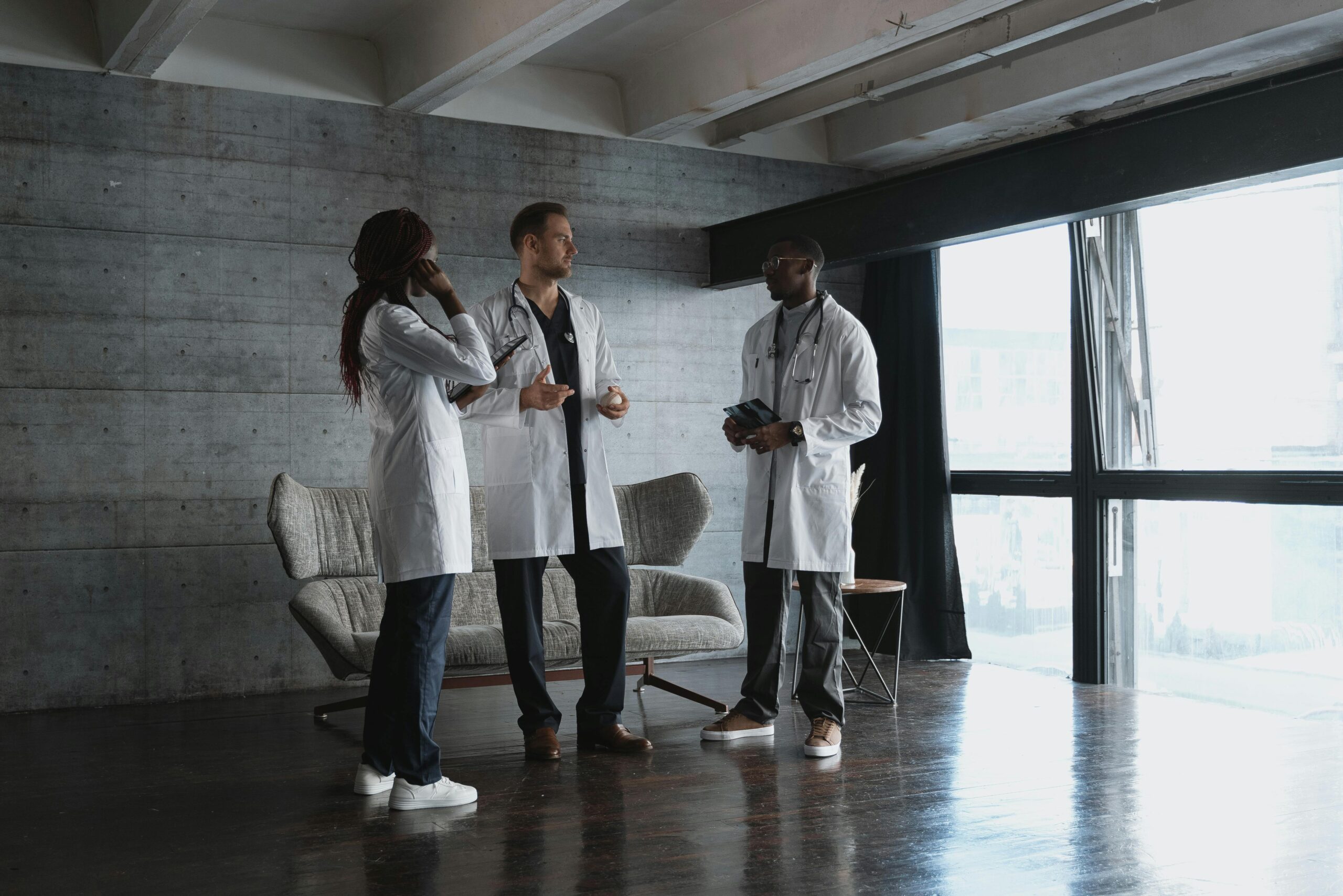 Experten für Physiotherapie Physiotherapeuten unterhalten sich in der Physiotherapie Praxis