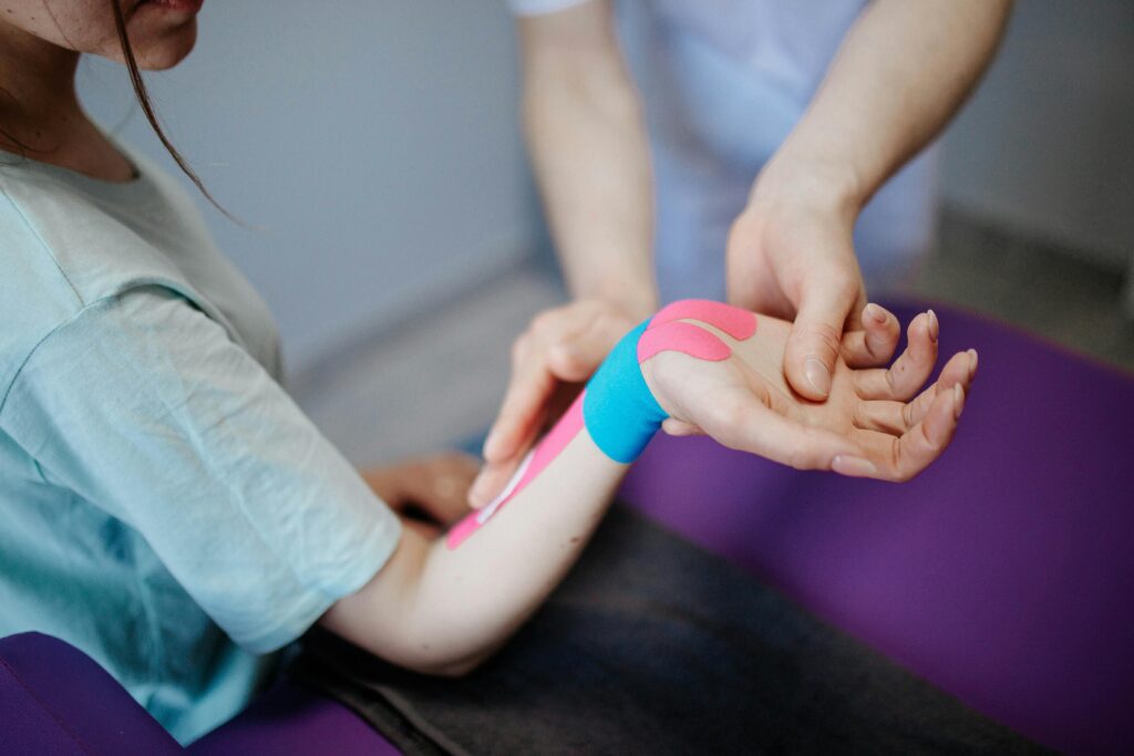 Kinesio Taping gegen Beschwerden nach Verletzungen oder Operation Kinesio Taping physiotherapeutische Behandlung Handgelenk