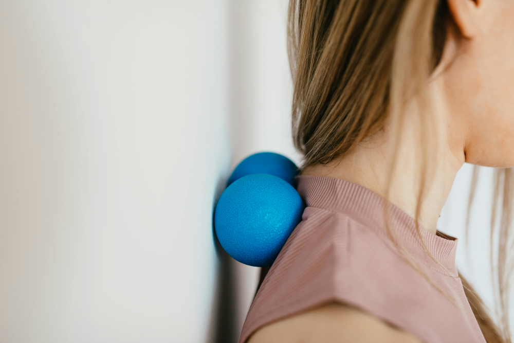 Triggerpunkttherapie Massage mit Ball Triggerpunkttherapie Massage mit Faszienball Nacken