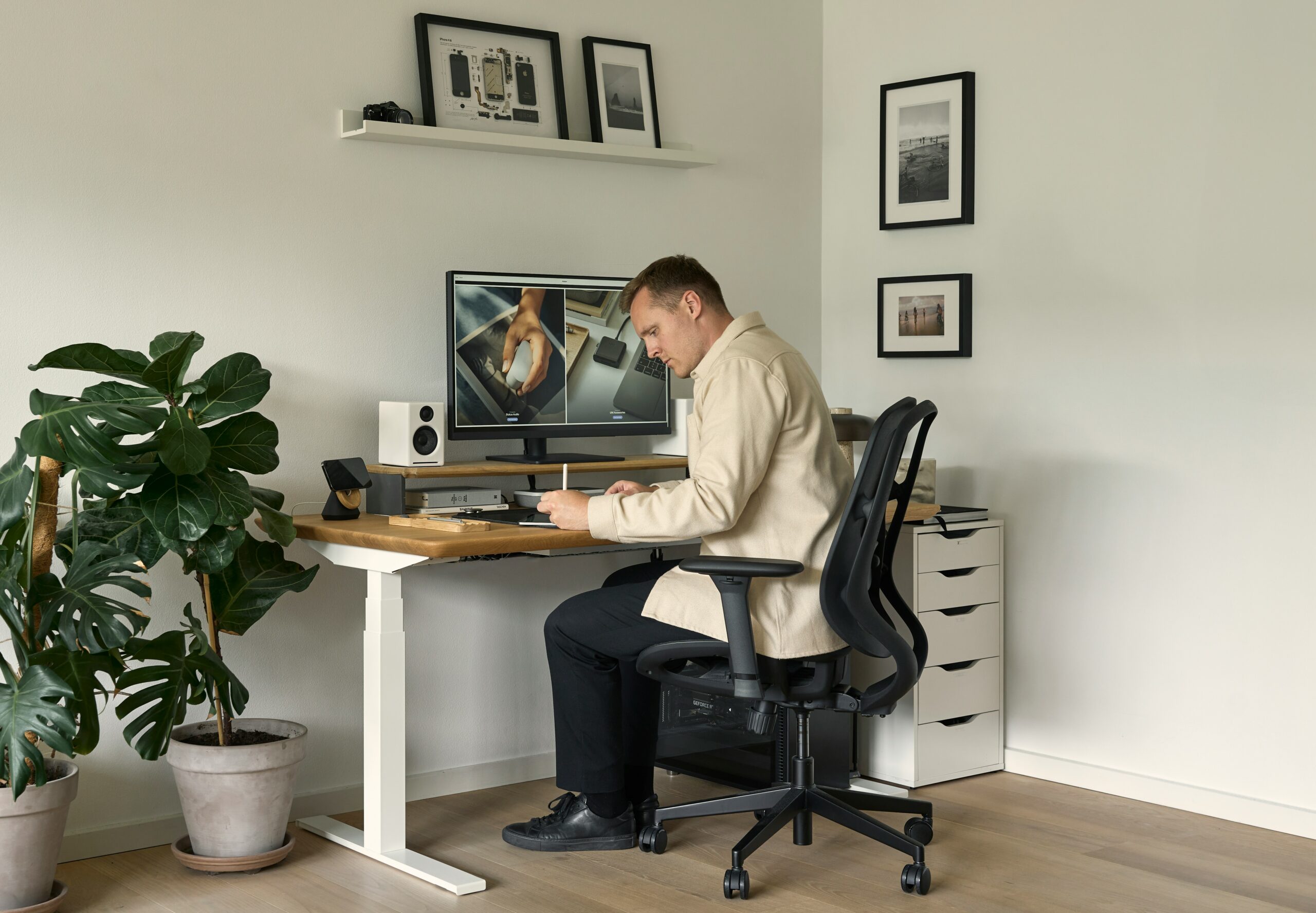 Gesunde Körperhaltung im Alltag Mann arbeitet am Schreibtisch. Gesunde Körperhaltung im Alltag.